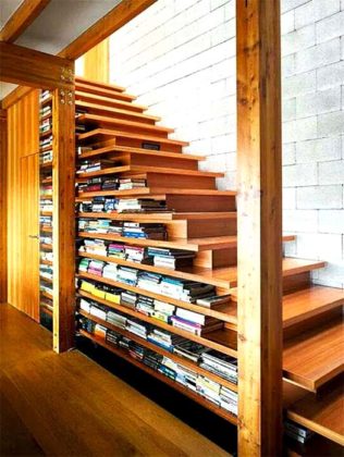 Biblioteca embaixo da escada