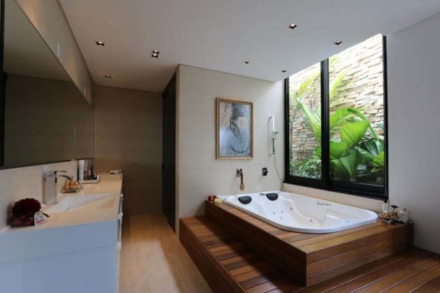 Sala de banho com banheira