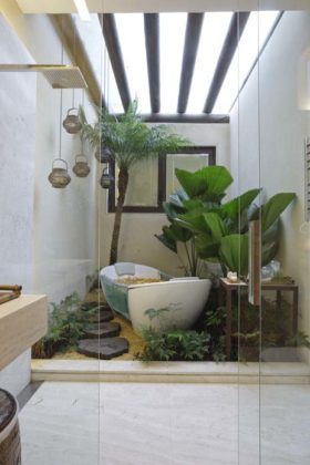 Sala de banho com jardim