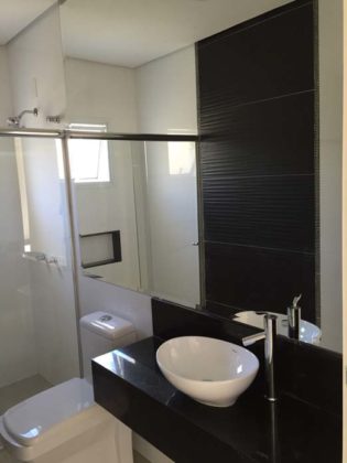 Banheiro preto e branco com nicho