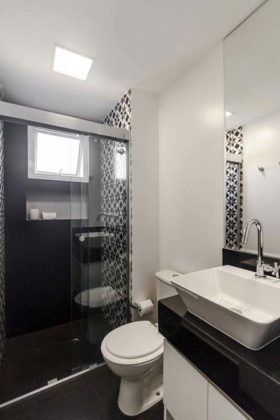 Banheiro preto e branco com piso preto