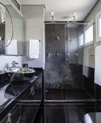 Banheiro preto e branco com piso preto