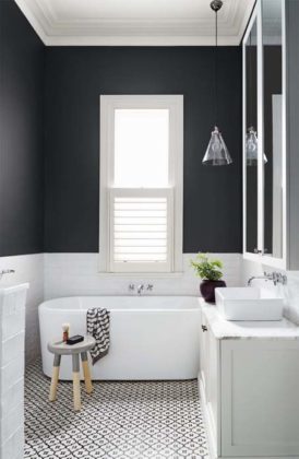 Banheiro preto e branco grande