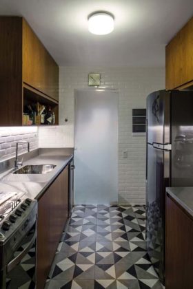 Cozinha com piso preto e branco