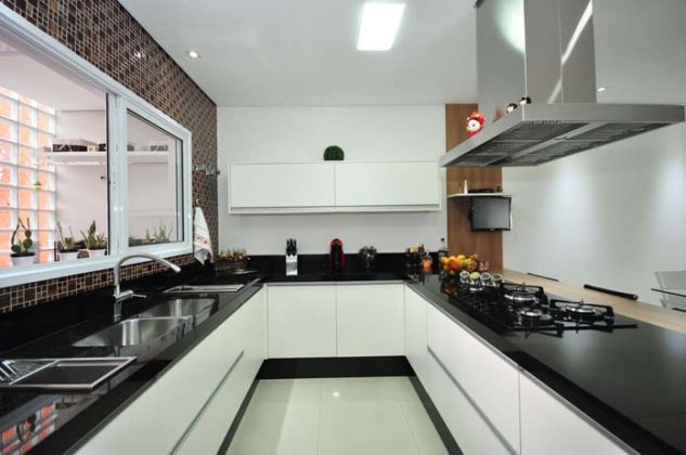 Cozinha preta e branca moderna