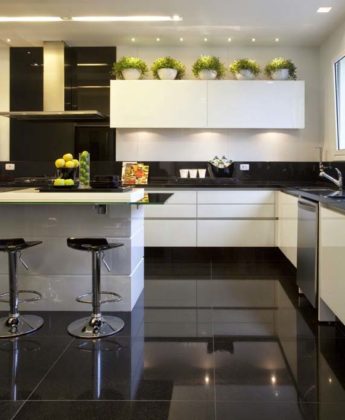 Cozinha preta e branca moderna