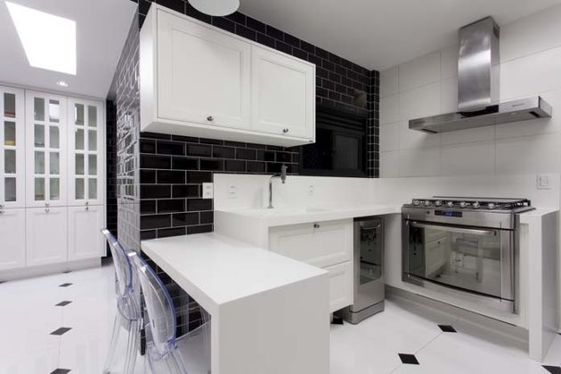 Cozinha preta e branca pequena