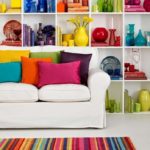 Decoração de sala pequena colorida 30