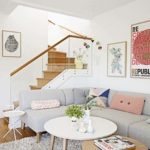 Decoração de sala pequena com escada 16
