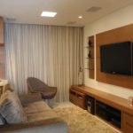 Decoração de sala pequena com painel de tv 03