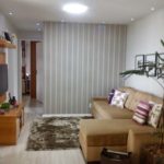Decoração de sala pequena com painel de tv 04