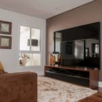 Decoração de sala pequena com painel de tv 08