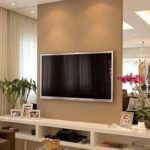 Decoração de sala pequena com painel de tv 09
