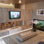 Decoração de sala pequena com painel de tv 10
