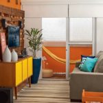 Decoração de sala pequena com painel de tv 11
