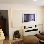 Decoração de sala pequena com painel de tv 16