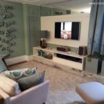 Decoração de sala pequena com painel de tv 22