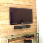 Decoração de sala pequena com painel de tv 23