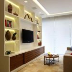 Decoração de sala pequena com painel de tv 25