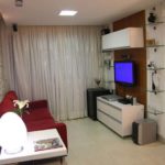 Decoração de sala pequena com painel de tv 27