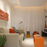 Decoração de sala pequena com painel de tv 29