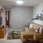 Decoração de sala pequena com painel de tv 31
