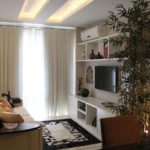 Decoração de sala pequena com painel de tv 33