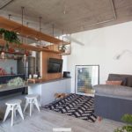 Decoração de sala pequena com painel de tv 35