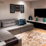 Decoração de sala pequena com painel de tv 36