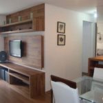 Decoração de sala pequena com painel de tv 37