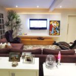 Decoração de sala pequena com painel de tv 51