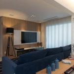Decoração de sala pequena com painel de tv 57