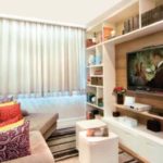 Decoração de sala pequena com painel de tv 61
