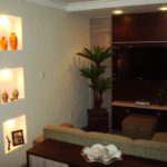 Decoração de sala pequena com painel de tv 63