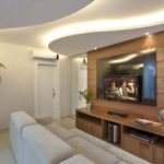 Decoração de sala pequena com painel de tv 66