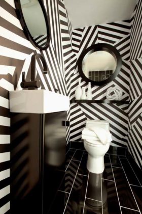 banheiro preto e branco com papel de parede
