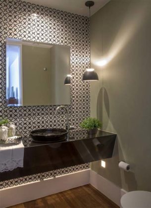 banheiro preto e branco com papel de parede