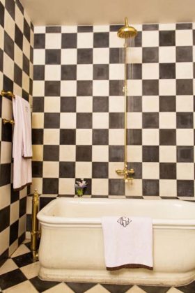 banheiro preto e branco xadrez