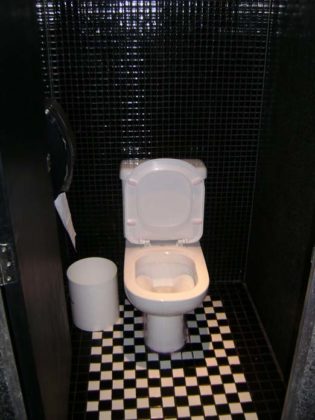 banheiro preto e branco xadrez