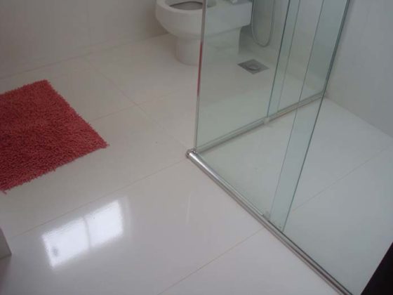 Banheiro com piso de porcelanato