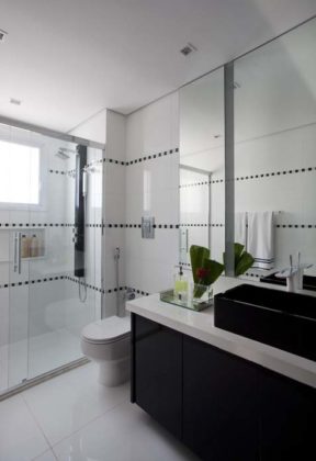 Banheiro com piso de porcelanato