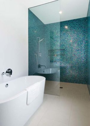 Banheiro com piso de porcelanato acetinado