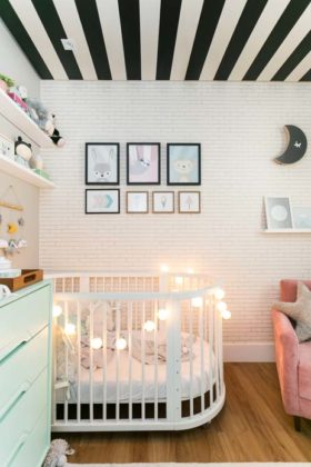 Papel de parede no teto do quarto de bebê