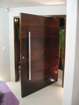 Porta pivotante madeira