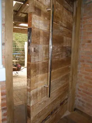 Porta pivotante madeira