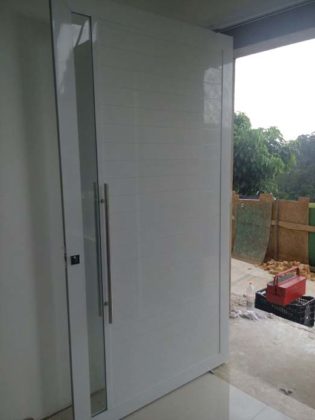 porta pivotante aluminio