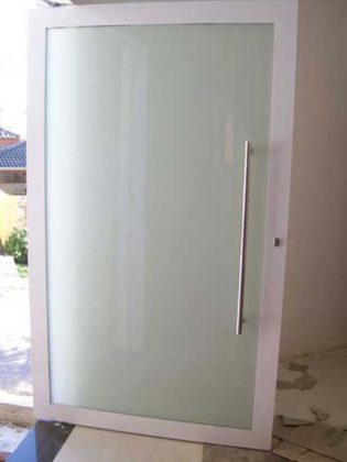 porta pivotante em vidro
