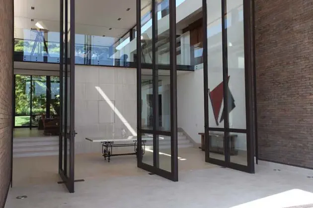 porta pivotante em vidro