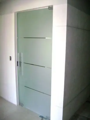 porta pivotante em vidro
