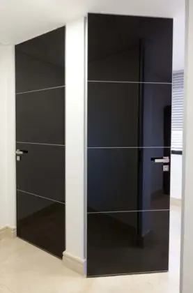 porta pivotante em vidro